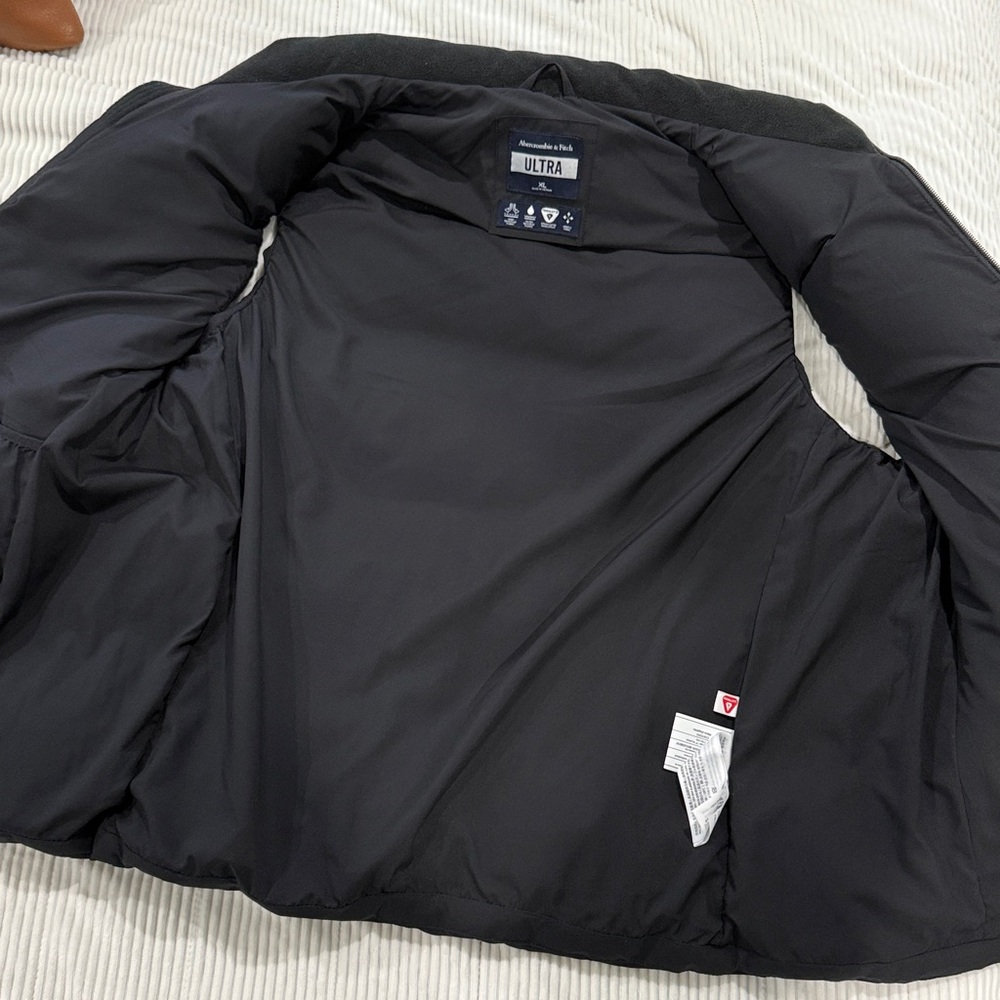 Abercrombie & Fitch Men's Black Quilted Vest - Picture 4 of 5